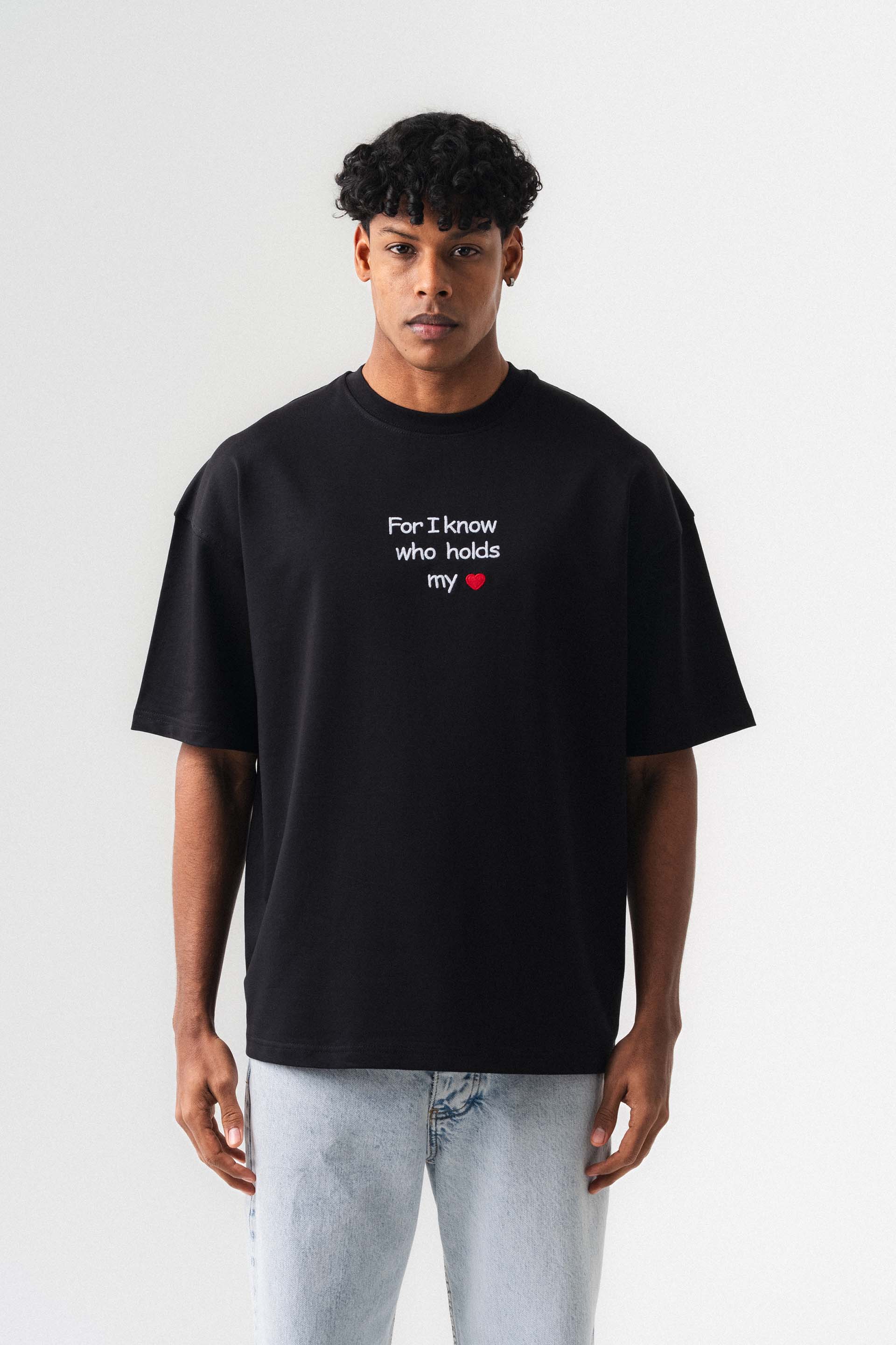 Who Holds My Heart Siyah Oversize Baskılı T-Shirt