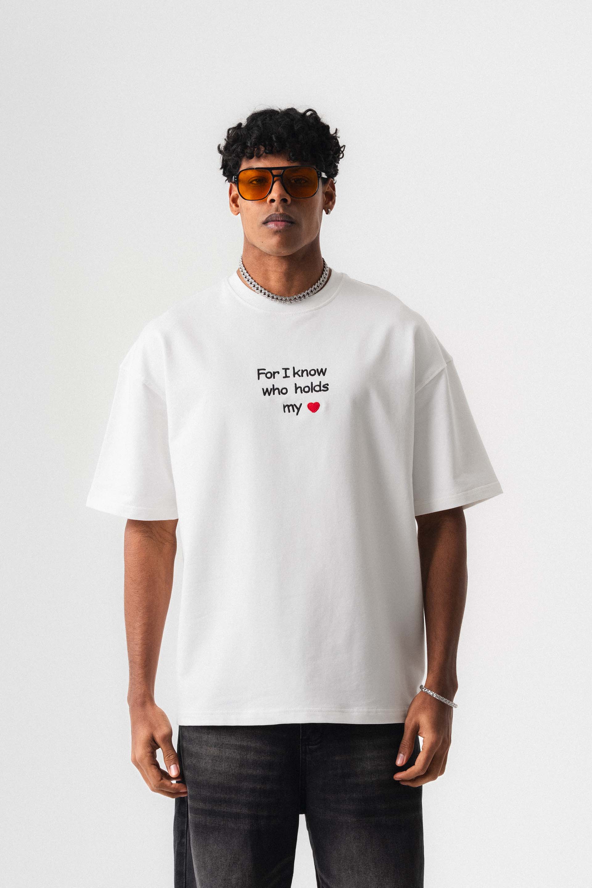 Who Holds My Heart Beyaz Oversize Baskılı T-Shirt