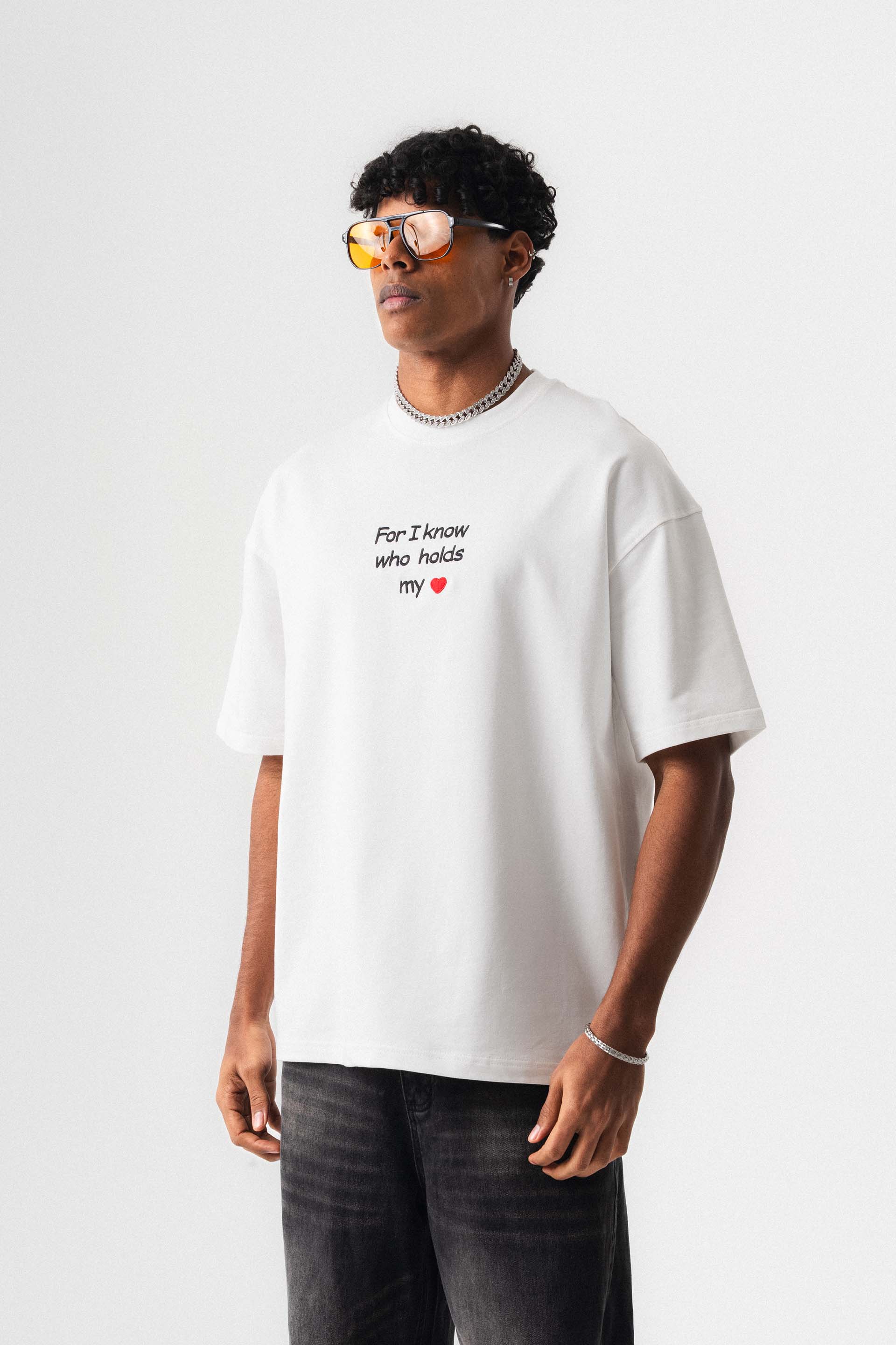 Who Holds My Heart Beyaz Oversize Baskılı T-Shirt