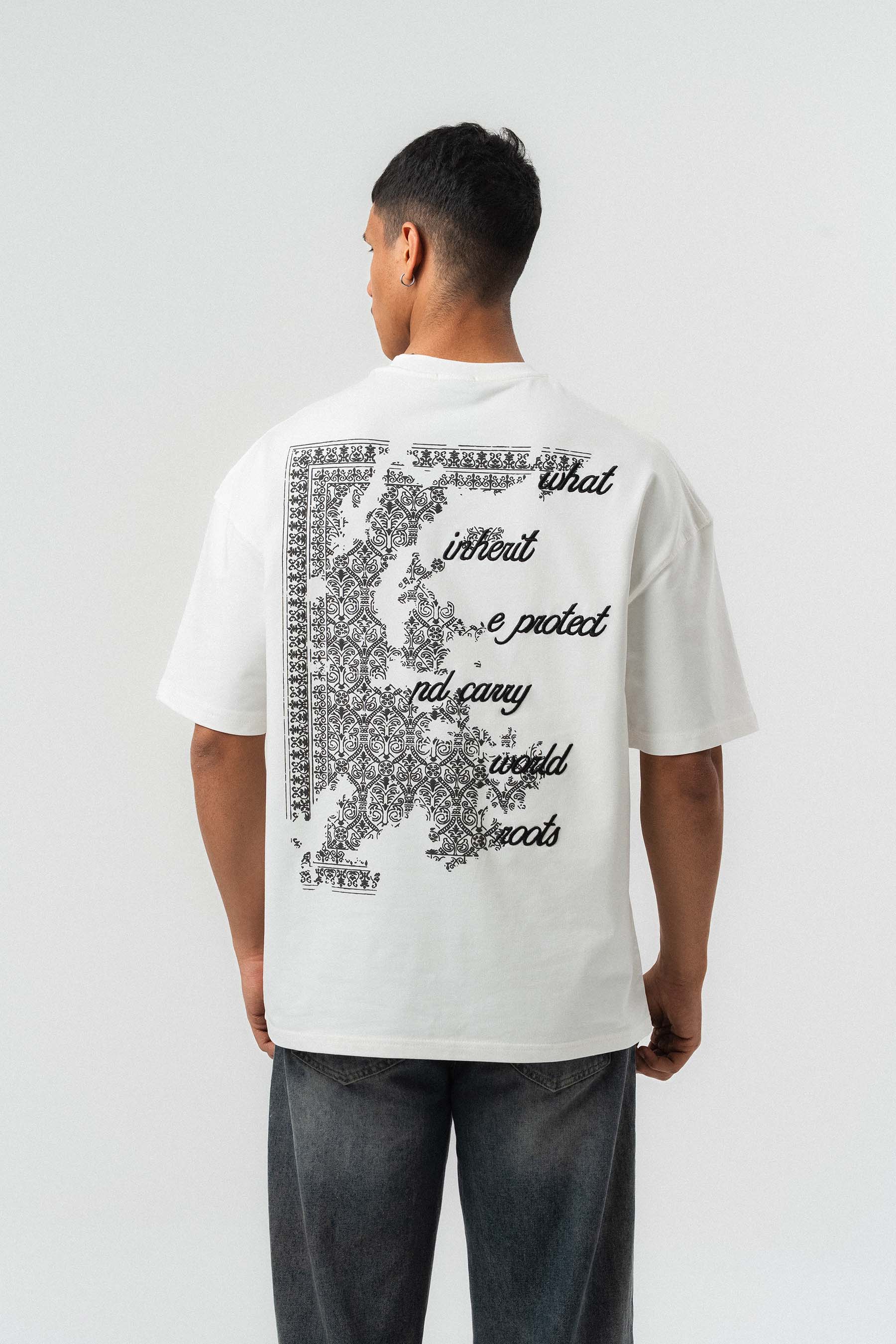 Metin Detaylı Etnik Desen Beyaz Oversize Baskılı T-Shirt