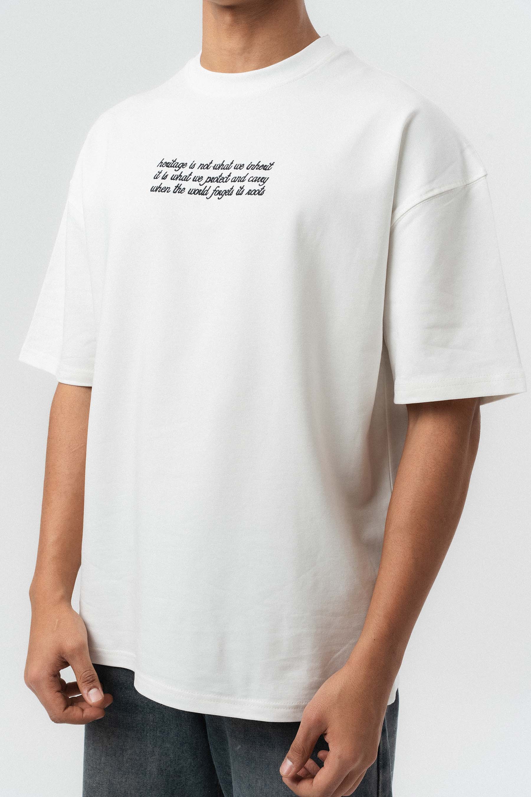 Metin Detaylı Etnik Desen Beyaz Oversize Baskılı T-Shirt