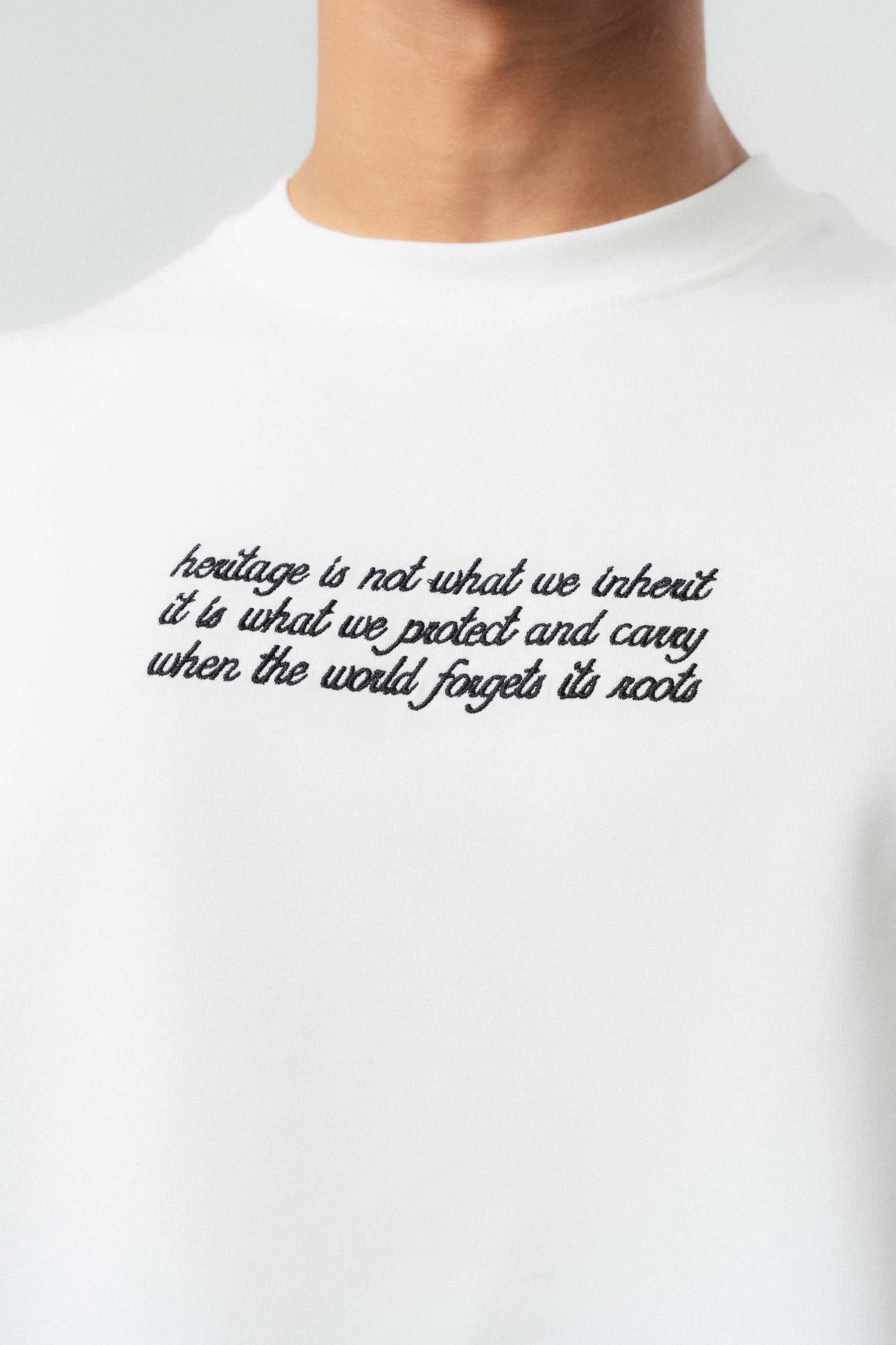 Metin Detaylı Etnik Desen Beyaz Oversize Baskılı T-Shirt