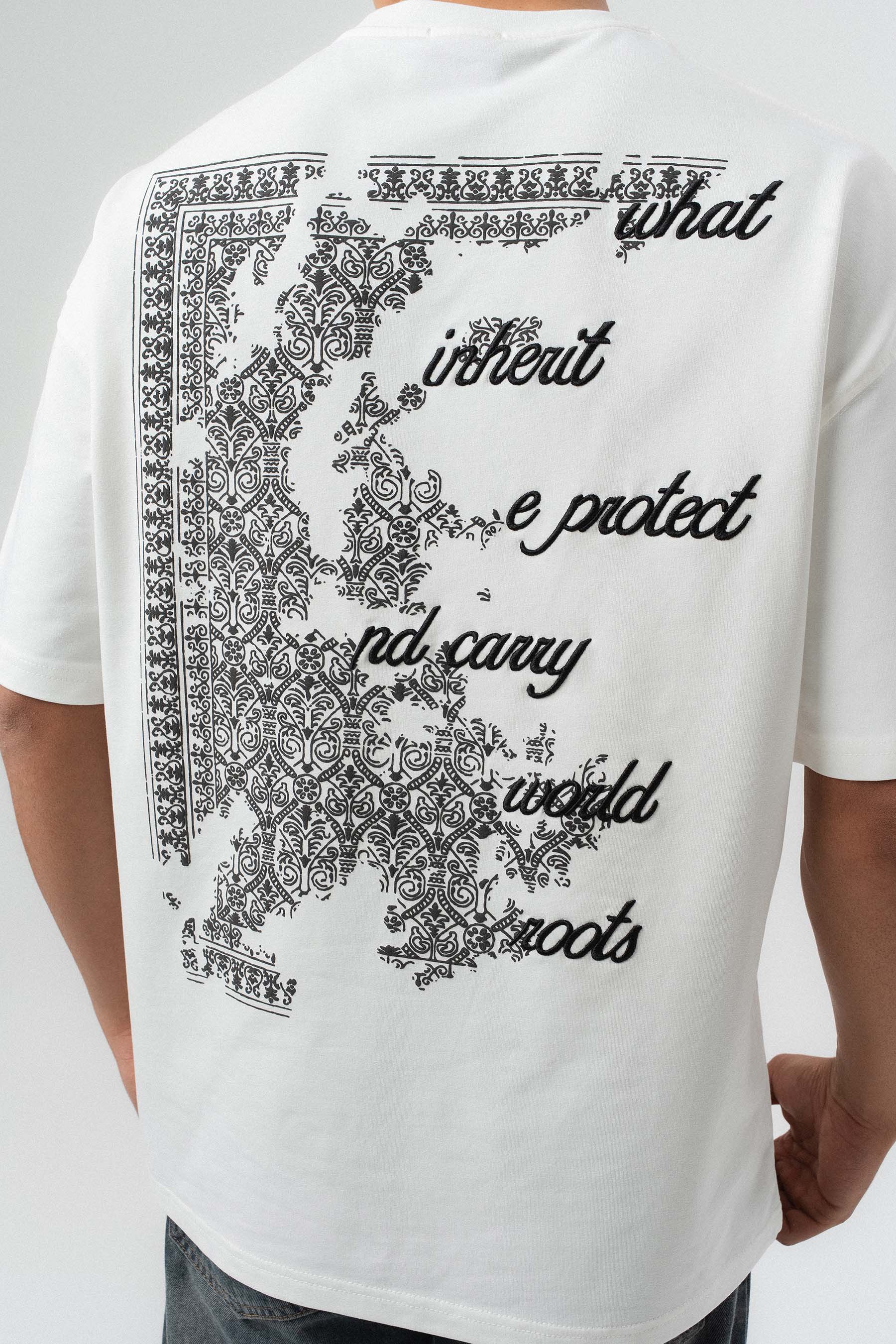 Metin Detaylı Etnik Desen Beyaz Oversize Baskılı T-Shirt
