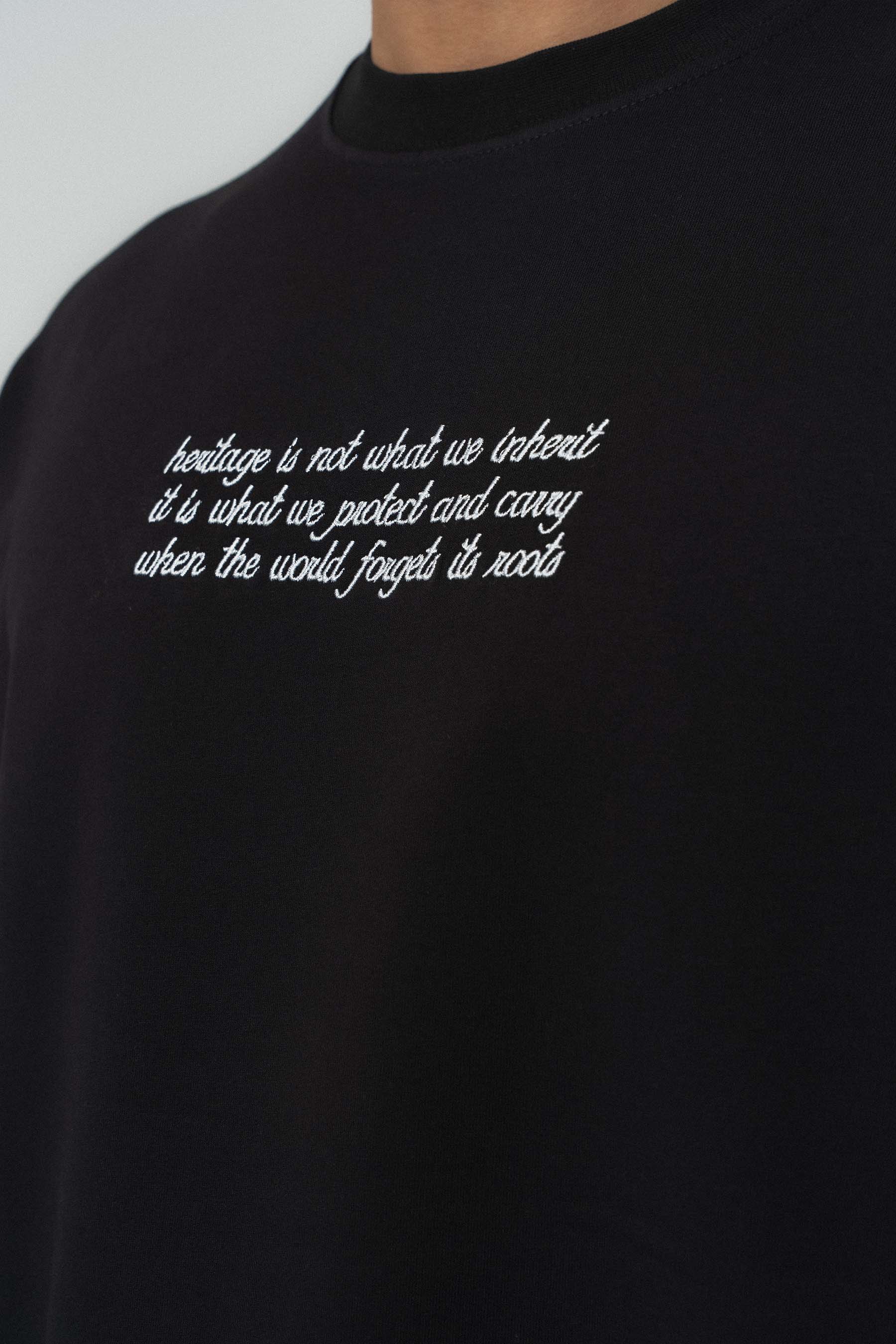 Metin Detaylı Etnik Desen Siyah Oversize Baskılı T-Shirt