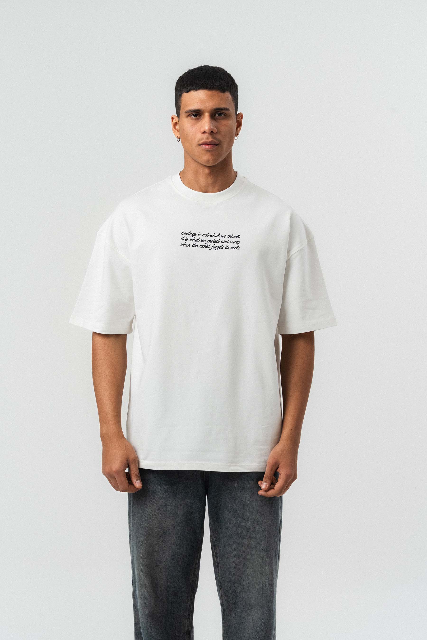 Metin Detaylı Etnik Desen Beyaz Oversize Baskılı T-Shirt